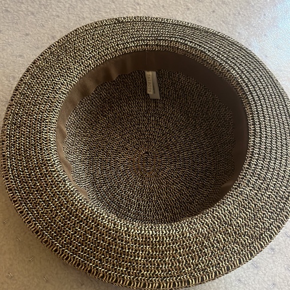 Beige/black straw hat. With a black bow. - Picture 7 of 11